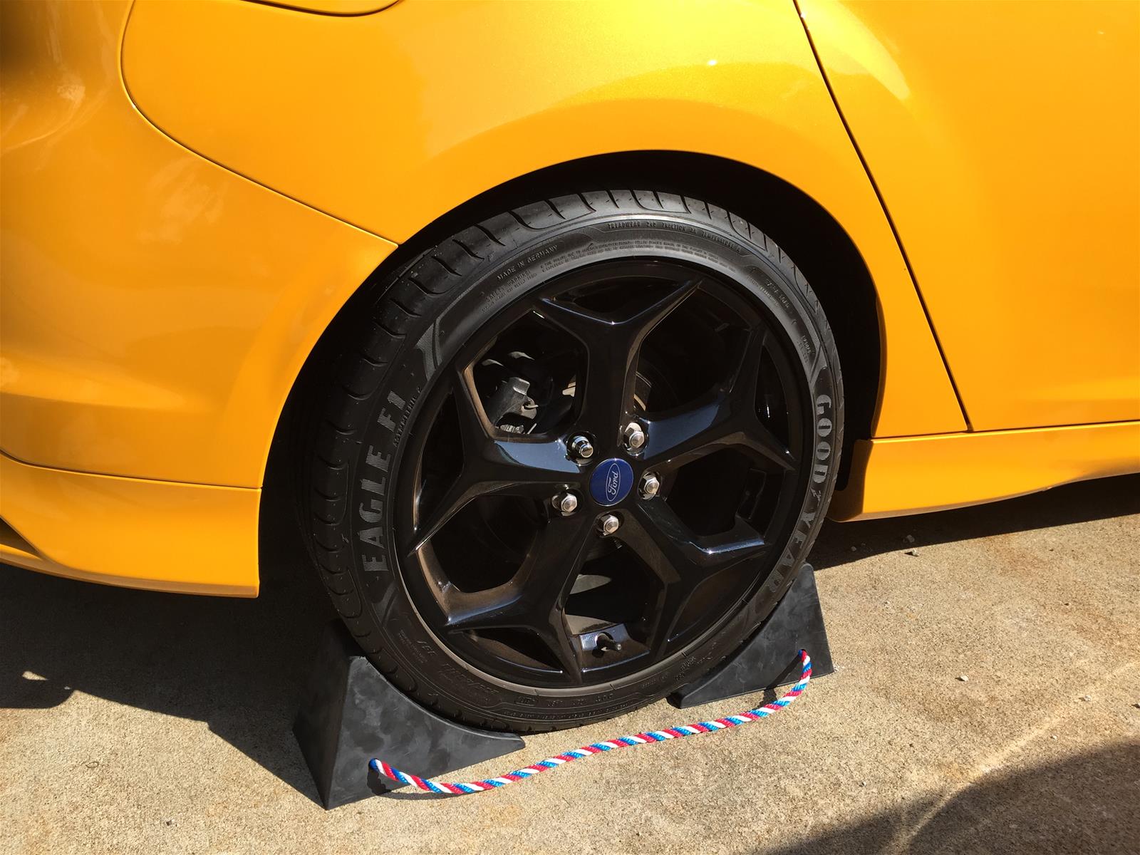 Summit Racing SUM-917100 Summit Racing™ Wheel Chocks - Zander Auto Parts